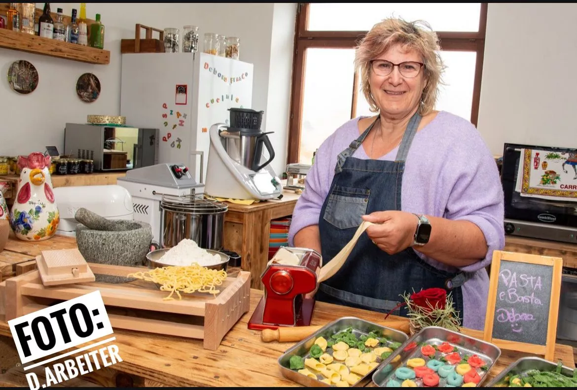 Debora an der Nudelmaschine Debora an der Nudelmaschine